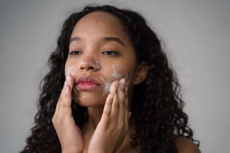 Peau grasse sous la chaleur : la routine qui tient